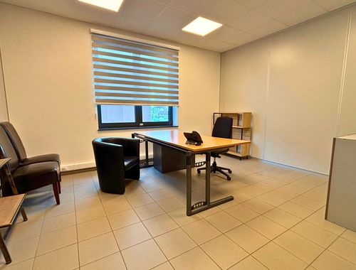                                         Bureaux à louer à Drogenbos, € 450
