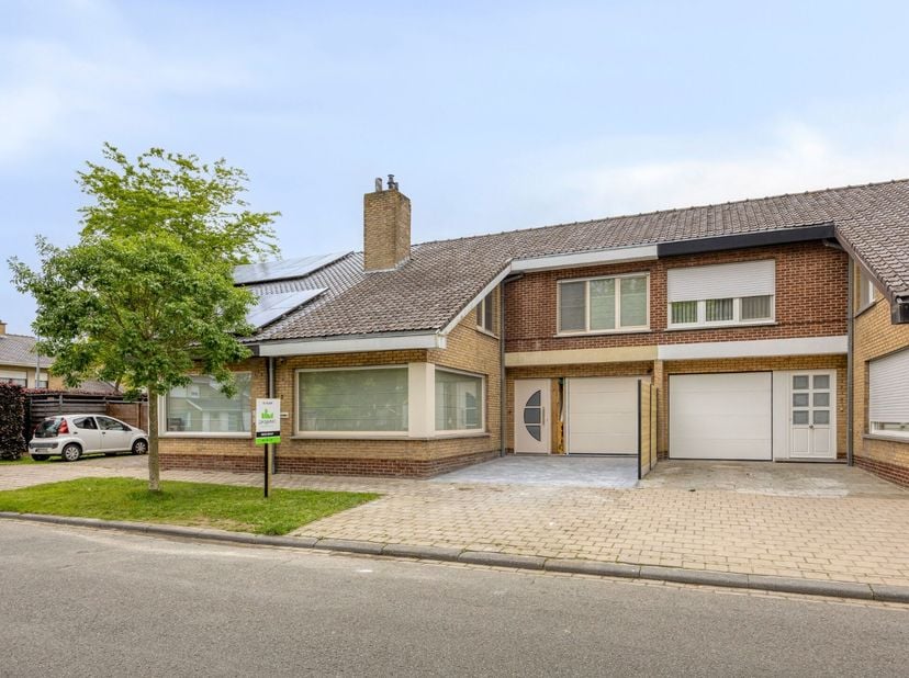In een rustige en residentiële woonwijk nabij het centrum van Izegem stellen we u deze prachtige instapklare woning voor. Gelegen in de gegeerde omgev
