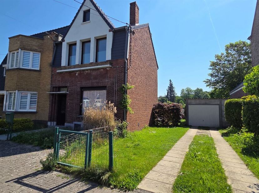 Charmante maison semi-mitoyenne idéalement située Rue des Écoles, au coeur du village prisé de Kain, à proximité immédiate des commerces, écoles et co