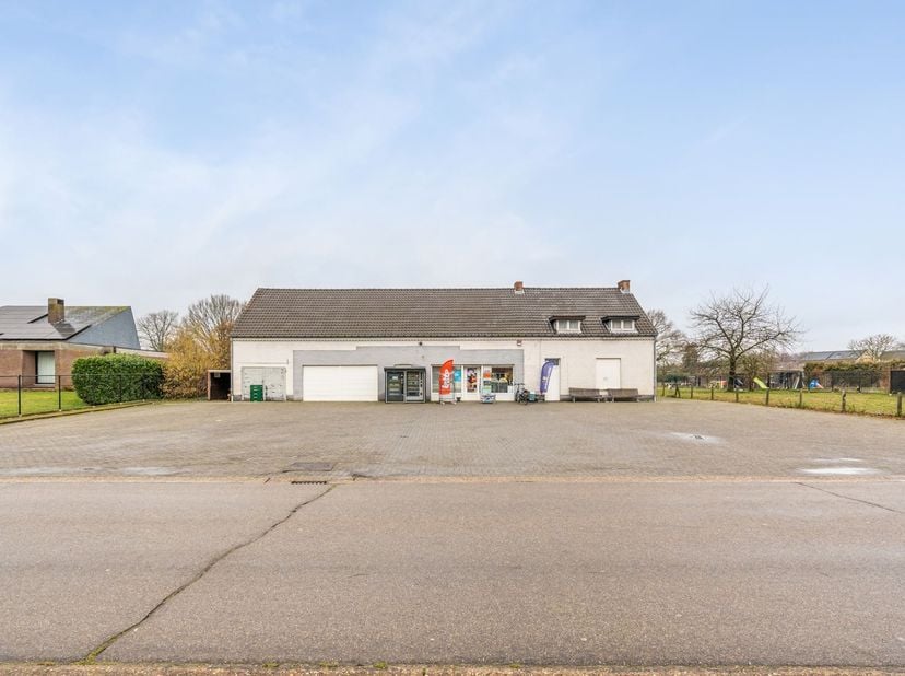 Commercieel gelegen eigendom met woning en achterliggende landbouwgrond <br />
<br />
Bent u op zoek naar een eigendom waar wonen en werken perfect