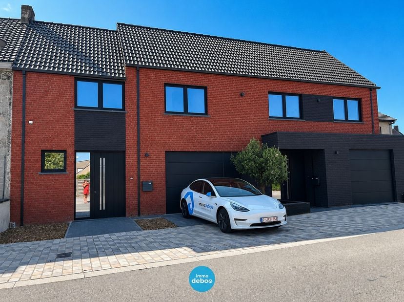 Ontdek deze ruime rijwoning op een perceel van 431 m², ideaal gelegen in het charmante Slijpe.<br />
Met een bewoonbare oppervlakte van 177m² combinee