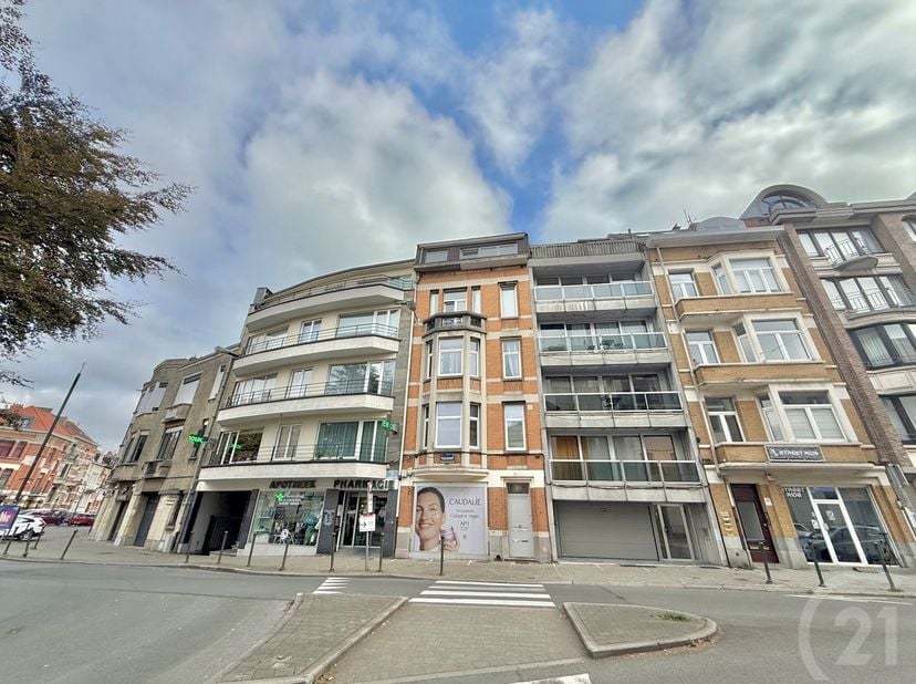 ETTERBEEK---- EN ATTENTE DE COMPROMIS ---- A deux pas du métro Thieffry - Appartement en bon état général de +/- 80m² selon le PEB avec 1CH/1SDB/burea