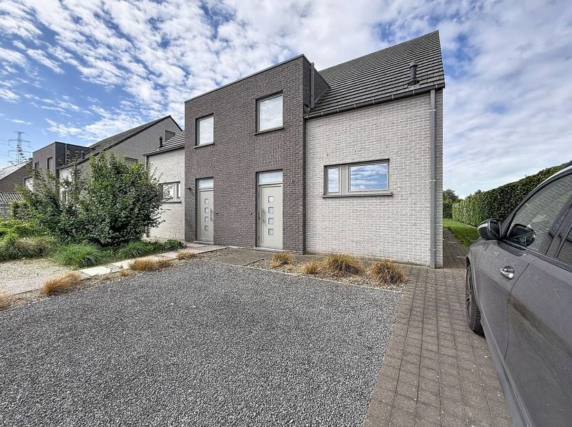 Deze halfopen nieuwbouwwoning staat te huur! Deze beschikt over 3 slaapkamers en heeft een oppervlakte van 170 m². Ze beschikt over de nieuwste techni