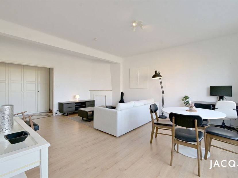 Ontdek dit ruime, lichtrijke appartement met aparte slaapkamer en badkamer en grote living met open keuken. Gunstig gelegen aan de rand van de stad, v