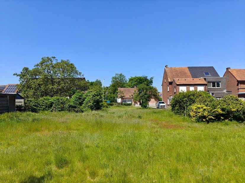 Deze leuke bouwgrond van 863 m² voor halfopenbebouwing is gunstig gelegen in Mol - Achterbos, nabij supermarkten, een basis school, horecazaken,...<br