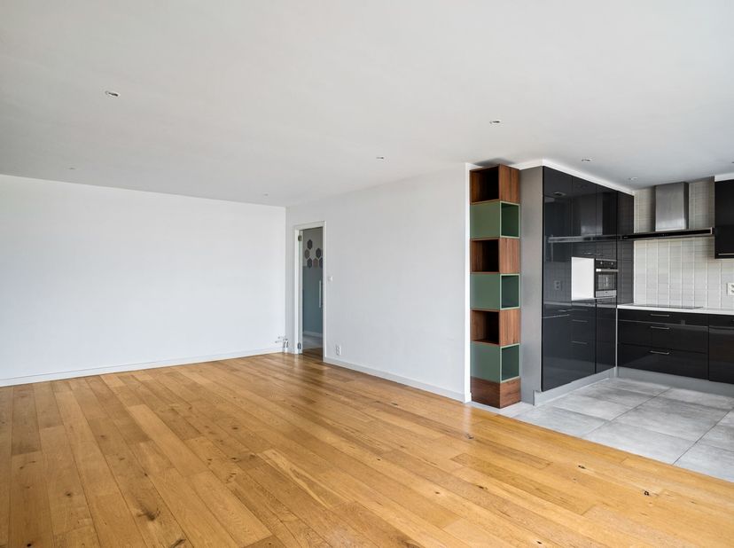 # Vernieuwd dakappartement met 2 slaapkamers en terras!<br />
<br />
Op zoek naar een ruim en verzorgd appartement op een gunstige locatie in Merkse