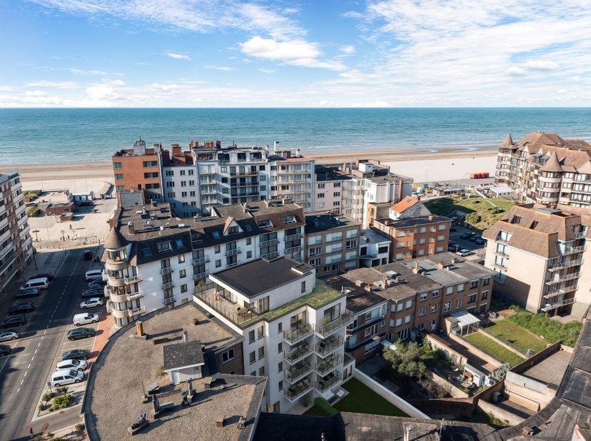 Nieuwbouw appartement in de residentie VYRT te De Panne. Het appartement omvat: woonkamer met keuken en toegang tot het grote hoekterras, berging, 2 s