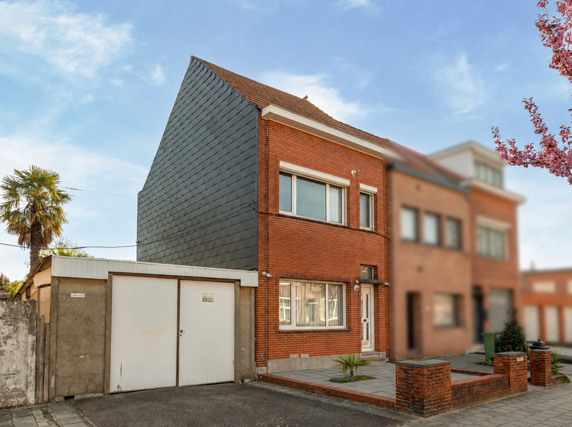 Deze verzorgde woning met ruime garage bevindt zich in een gegeerde buurt, op wandelafstand van winkels, supermarkten, scholen en openbaar vervoer. Va