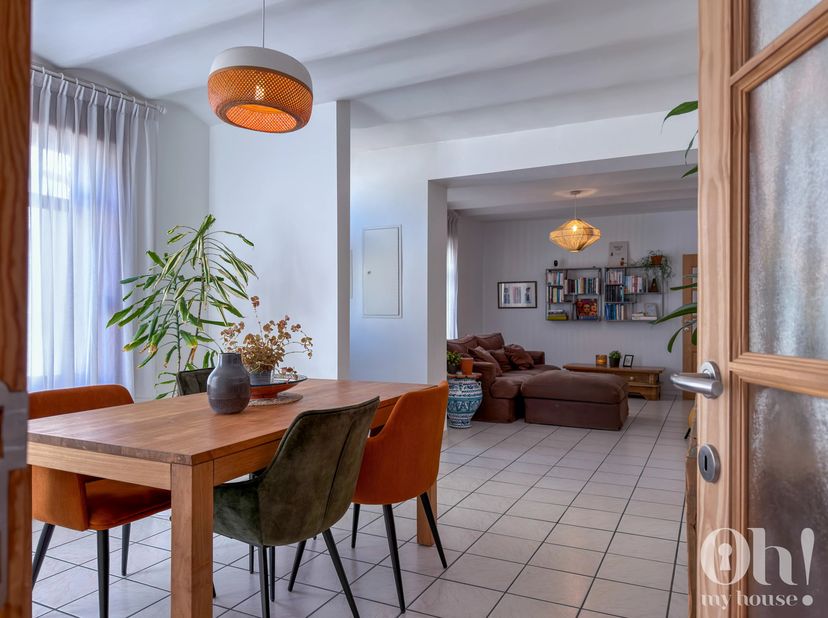 Il y a des maisons qui ne cherchent pas à impressionner, mais qui créent immédiatement une sensation de calme et dévidence.<br />
À Courcelles, au dét