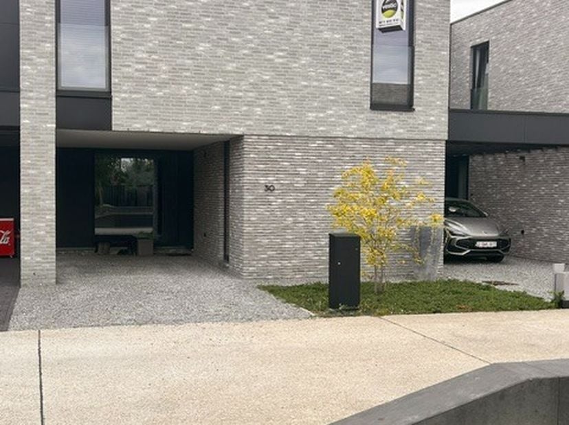 Deze eigentijdse recente woning vind je terug op Belgicastraat 30, op wandelafstand van het centrum van Bilzen.&amp;nbsp;Alle dagelijkse voorzieningen zoa