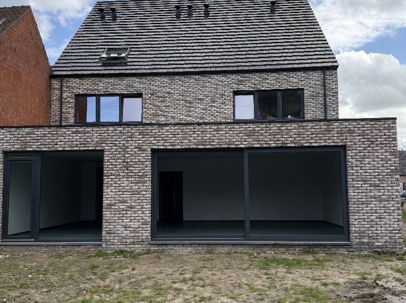 Ruim duplexappartement met terras (aankoop met 2% registratierechten, geen 21% btw)<br />
Dit ruime duplexappartement maakt deel uit van een kleinscha