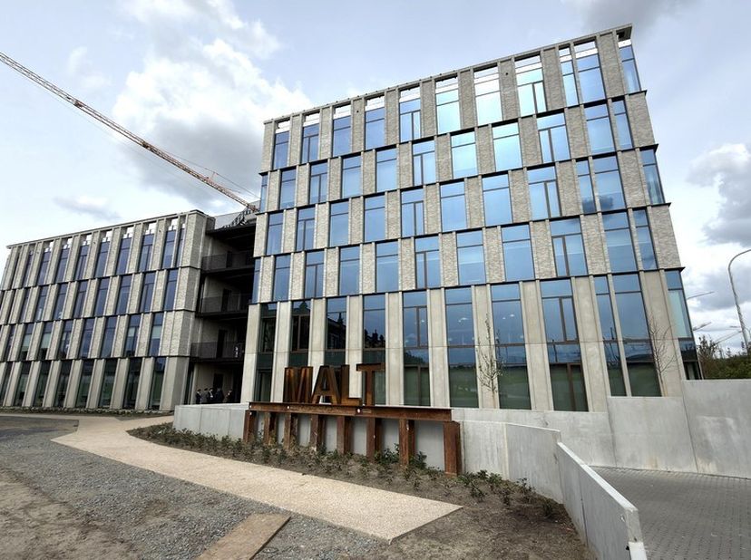 1052m² de nouveaux bureaux avec un toit-terrasse unique de 79m² offrant une vue magnifique sur la ville<br />
Emplacement : dans le quartier Malt entr