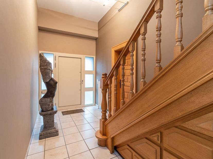 Deze riante en instapklare woning is gelegen in de Petrus De Beuckelaerlaan te Deurne, op een centrale maar rustige locatie.<br />
De woning werd in 2