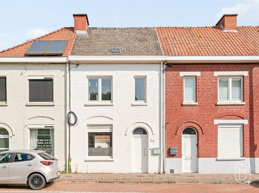 Ontdek deze gezellige en instapklare woning in Ronse, ideaal gelegen vlak bij winkels, openbaar vervoer en belangrijke invalswegen.<br />
Indeling van
