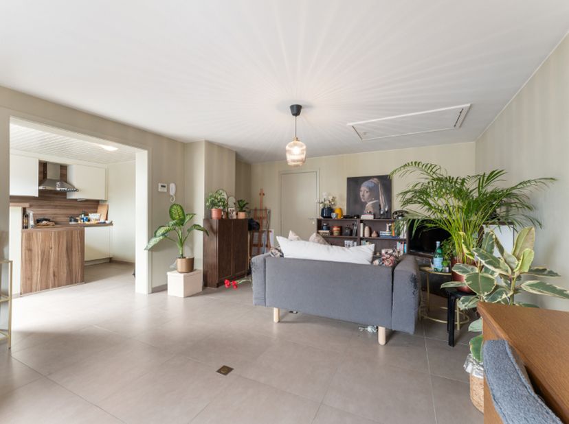 Naast de Grote Markt vinden we dit instapklaar appartement met 1 slaapkamers terug. Het appartement maakt deel uit van een kleine residentie en is mom