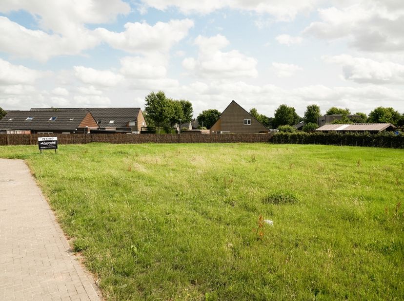 Realiseer jouw droomvilla op deze ruime, dieper gelegen bouwgrond van 817 m² (lot 7), waar rust, privacy en een uitstekende ligging hand in hand gaan.
