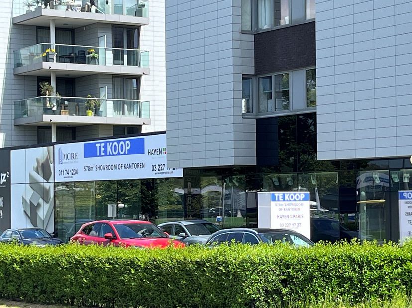 Op een absolute zichtlocatie langs de Herkenrodesingel in Hasselt, op de hoek met de Kuringersteenweg en de Grote Ring, bevindt zich dit instapklare b