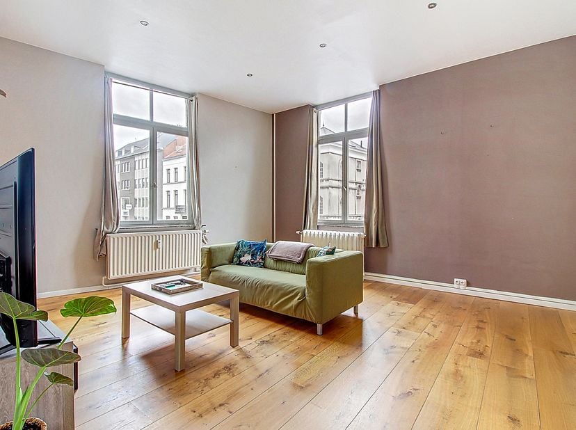 Situé au premier étage, cet appartement comprend un hall d’entrée accueillant, grande salle à manger de 30 m² avec espace bureau, cuisine ouverte équi