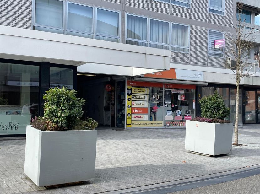 Goed gelegen handelsruimte op toplocatie, pal in het centrum, tussen station en Grote Markt in. De winkelruimte zelf is 30m2 groot en er is een bergin