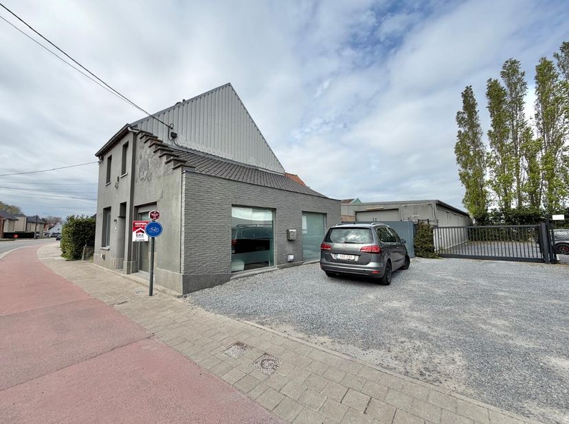 Roeselare - Unieke commerciële en wooneigendom te koop.Ontdek deze uitzonderlijke woon- en handelseigendom met een commerciële ligging in Rumbeke, ide