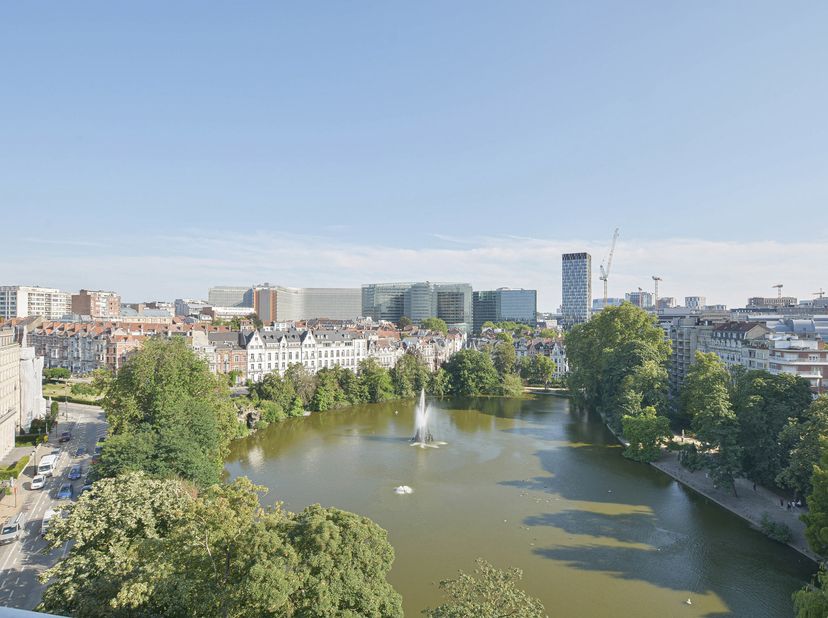 Maxime Real Estate stelt u dit ruim appartement met 3 slaapkamers en een prachtig uitzicht voor.<br />
Ideaal gelegen tegenover het Square Marie-Louis