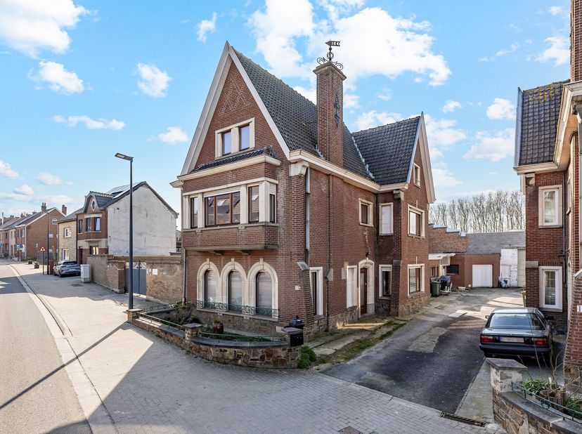 In het landelijke en charmante Heldergem, een deelgemeente van Haaltert, bevindt zich deze ruime gezinswoning op Oud-Dorp 43A. De woning ligt in het h