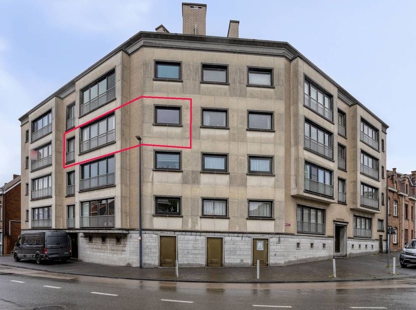 Appartement te koop in de Polenlaan op wandelafstand van het centrum van Ieper. Dankzij de praktische indeling, de lichtrijke leefruimtes en het terra