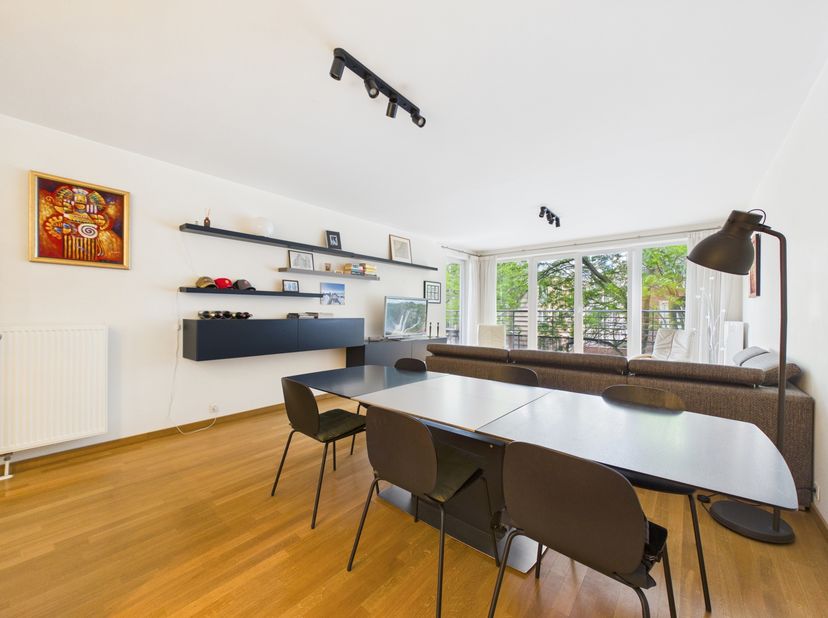 Etterbeek – Gemeubileerd appartement met 2 slaapkamers<br />
Op een steenworp afstand van de VUB bevindt dit gemeubileerde appartement van 106 m² zich