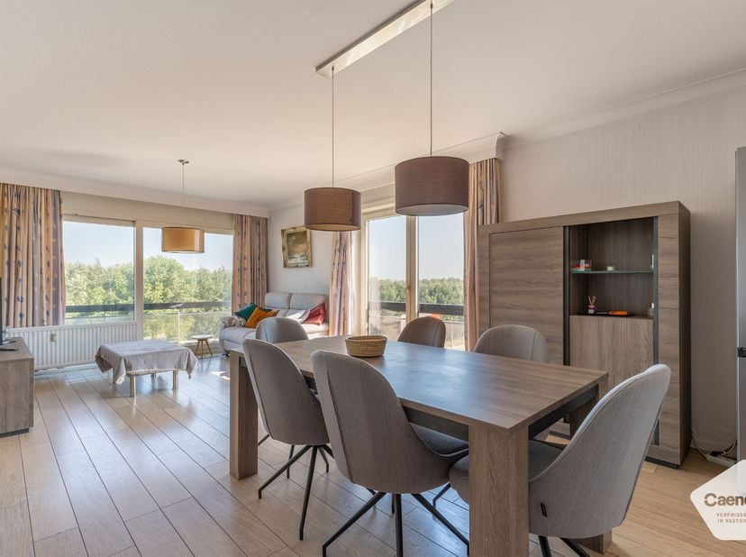 Dit instapklare hoekappartement geniet van een uitstekende en rustige ligging, op wandelafstand van het strand en het openbaar vervoer.<br />
<br />
V