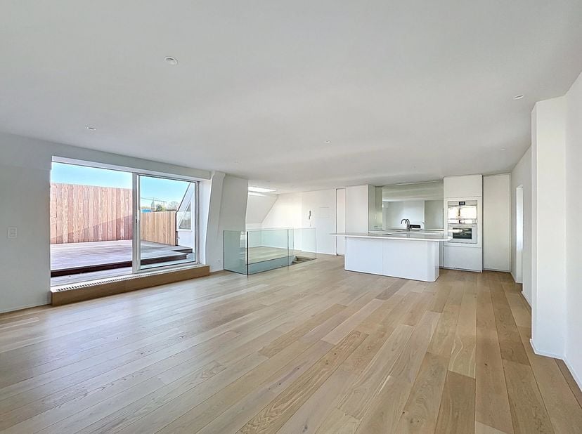 In de gewilde Floride-wijk van Ukkel biedt Barnes Brussels u dit sublieme, lichte duplex penthouse van ongeveer 200m2, gerenoveerd door architect Rena