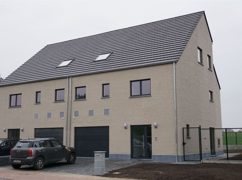 3-gevel woning, nieuwe constructie van 2015, heel energiezuinig gebouwd met vloerverwarming (dus geen radiatoren), warmtepomp en zonnenpanelen op het