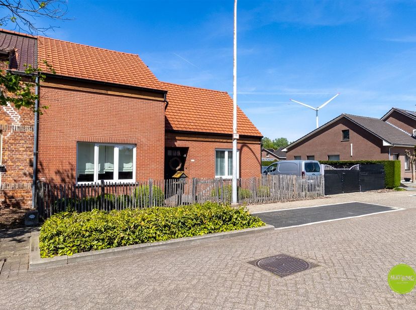 Instapklare gezinswoning met 4 slaapkamers in Olen<br />
<br />
Deze prachtig gerenoveerde woning in Olen combineert ruimte, comfort en stijlvolle a