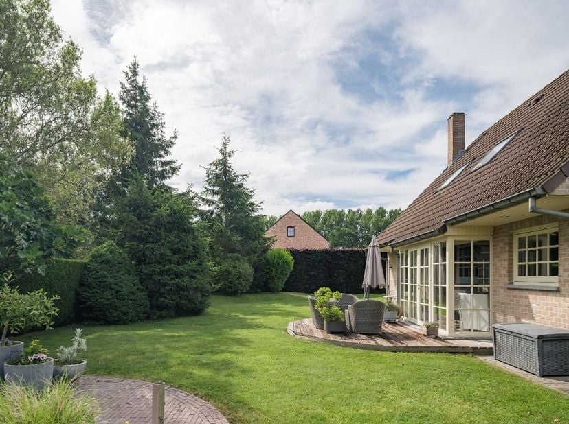 Vrijstaande gezinswoning op een perceel van 1.072 m², nabij Lochristi centrum<br />
<br />
Gelegen in tweede bouwzone op een perceel van maar liefst 1