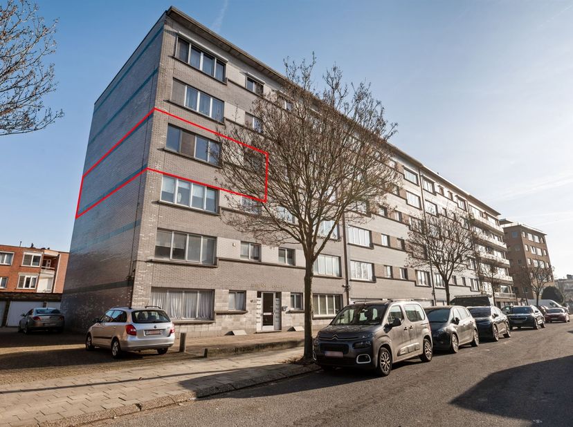 Ligging: Dit appartement is zeer gunstig en centraal gelegen nabij de Lambrechtshoekenlaan/Victor Govaerslaan. Op wandelafstand van verschillende scho