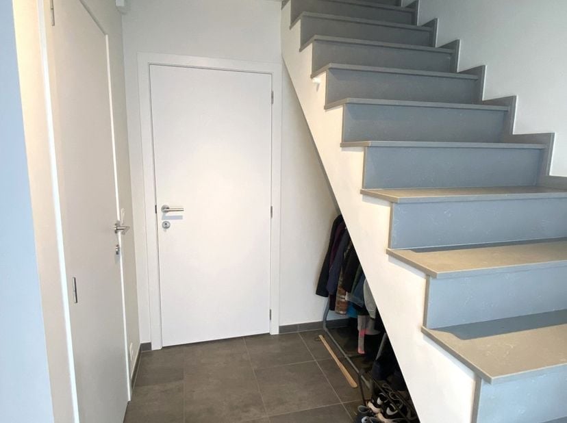 Deze nieuwe, moderne, halfopen woning is gelegen in Hechtel-Eksel.<br />
INDELING:<br />
Gelijkvloers: <br />
- Inkomhal met trap naar verdieping<br /