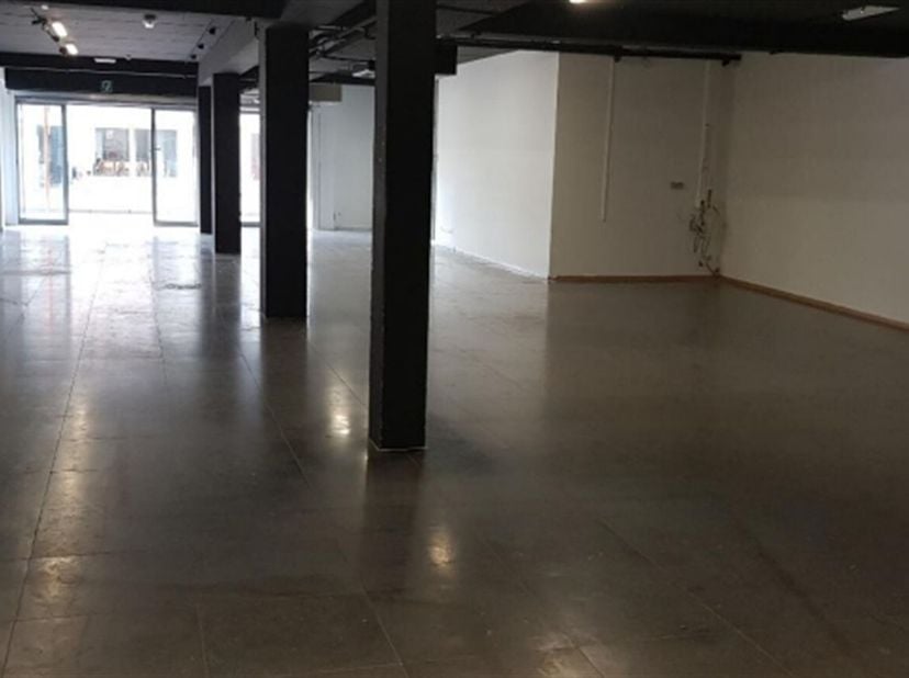 Handelsgelijkvloers van 265 m² op centrale locatie<br />
Ligging<br />
Dit handelsgelijkvloers is gelegen aan Mudakkers 7, in het centrum van Lommel.
