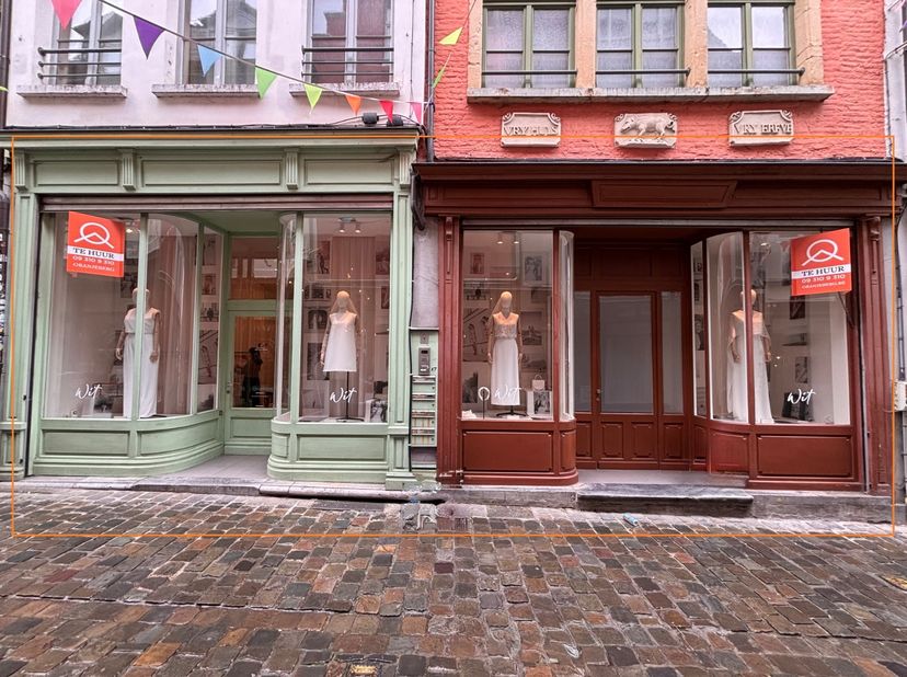 Dit&amp;nbsp; instapklare handelspand, gelegen in één van de charmantste straatjes van Gent en biedt veel zichtbaarheid en karakter.&amp;nbsp;Dankzij de twee
