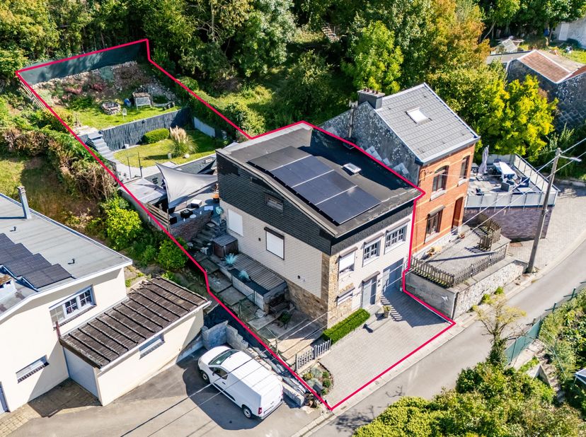 EasyHome vous propose cette charmante maison 3 façades idéalement située à flanc de colline, dans une rue en cul-de-sac, à l’abri de tout passage, off