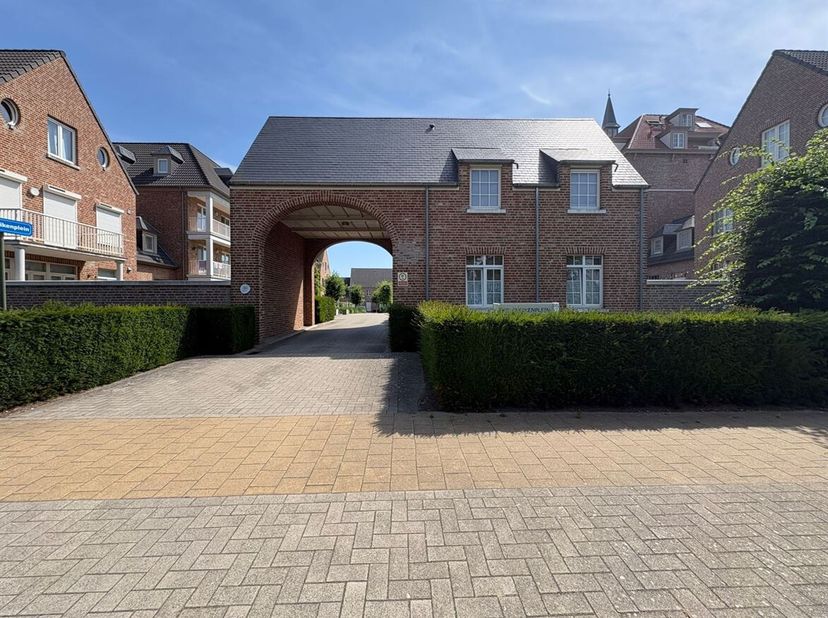 Mooi gelijkvloers appartement met terras en ondergrondse garagebox<br />
Ligging: Centraal gelegen in een rustige wijk nabij het centrum van Herentals