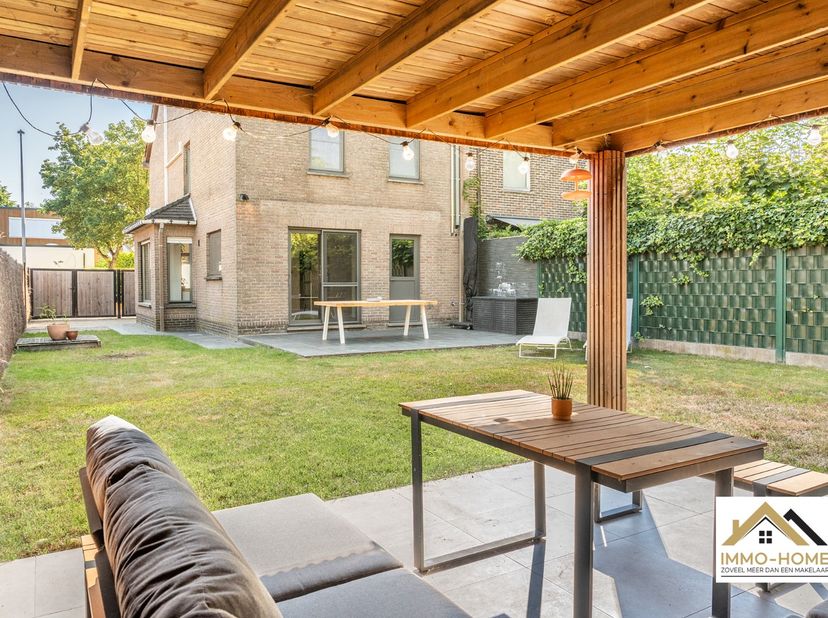 Deze prachtige gerenoveerde en instapklare woning ontvangt je in een stijlvolle inkomhal (met gastentoilet). Via een glazen deur kom je tot in de voll
