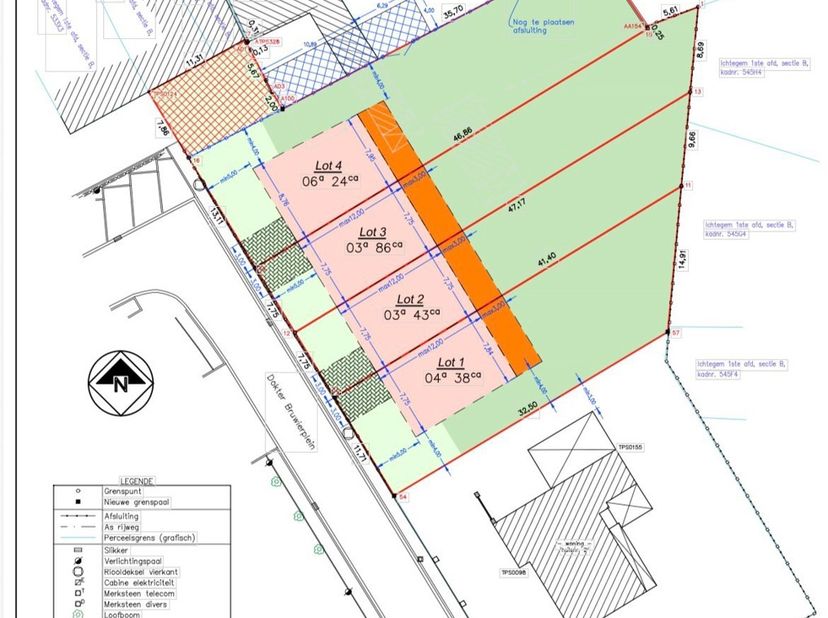 Uiterst centraal gelegen perceel bouwgrond bestaande uit 4 vergunde percelen (2 halfopen en 2 gesloten woningen).<br />
Het perceel is reeds opgesplit