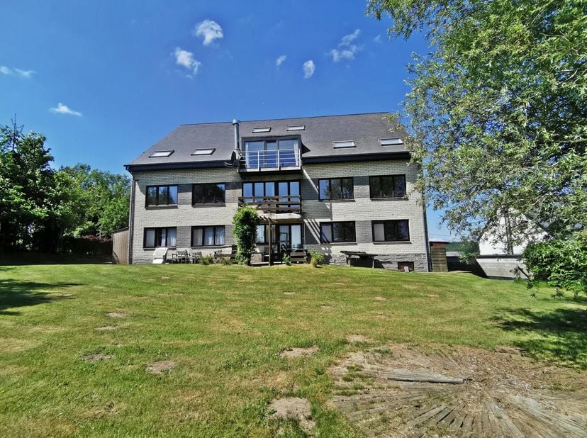 RESIDENCE ALTITUDE 600<br />
APPARTEMENT de ± 50m² (Vendu meublé)<br />
<br />
- Hall de ± 3,5m² sur carrelage,<br />
- Séjour de ± 21m² sur parquet,