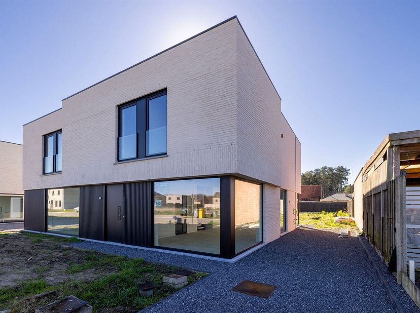 Energiezuinige halfopen nieuwbouwwoning met 3 slaapkamers te Heieinde, Laakdal<br />
Te bezoeken tijdens het opendeurmoment op zaterdag 11/07/2026 van