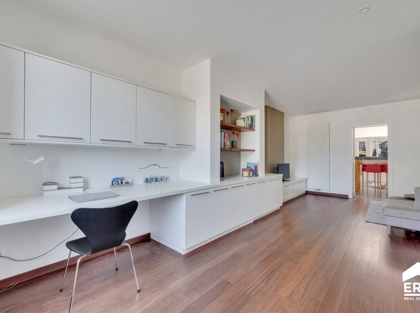 koop: instapklare en gerenoveerde woning in Genk, rustig gelegen in een doodlopende straat nabij scholen, openbaar vervoer en het station.Ze combineer