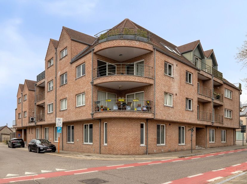 Dit ruime en lichtrijke appartement met twee slaapkamers is centraal gelegen in Mol – Ginderbroek, op fietsafstand van het centrum. Dankzij de ligging