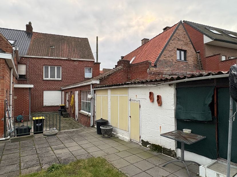 Te renoveren woning te koop in Oostrozebeke met 3 slaapkamers!<br />
Bij het betreden van de woning kom je terecht in de leefruimte, met aansluitend d