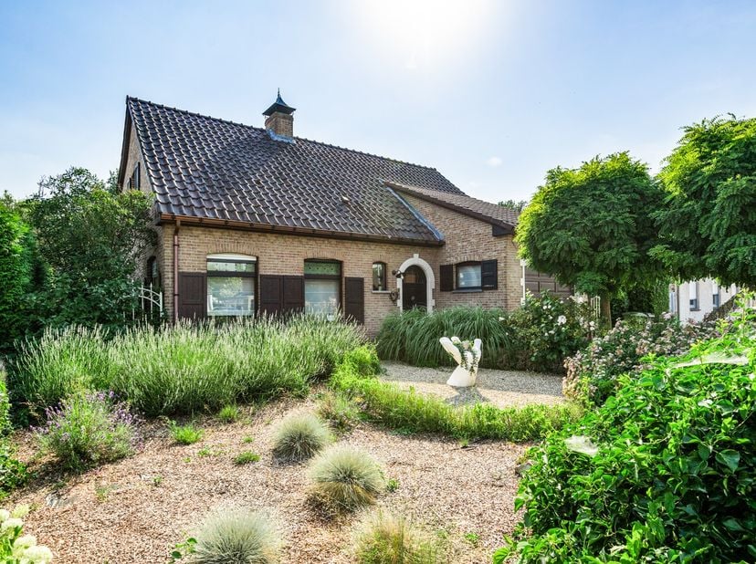 Deze woning geniet van een centrale ligging nabij het centrum van Sint-Antonius, waar alle dagelijkse voorzieningen binnen handbereik zijn. Dankzij de