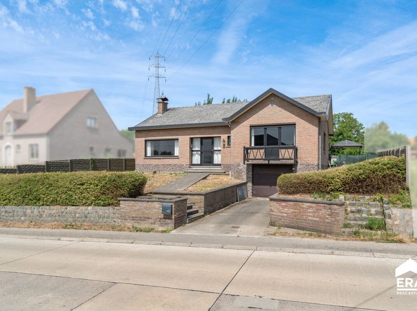 Te koop: open bebouwing in een groene en landelijke omgeving in Kortenaken. Deze woning uit 1973 biedt een aangename combinatie van rust, ruimte en ee