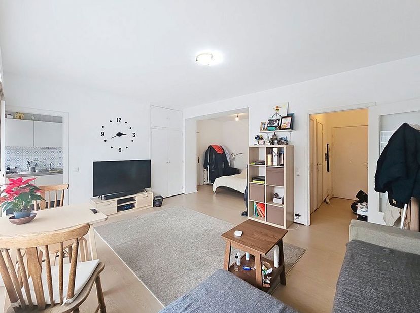 Schaerbeek – Lumineux studio de ± 54 m² (PEB )Situé au 2ᵉ étage d’un immeuble avec ascenseur, ce lumineux studio de ± 54 m² se compose comme suit :<br