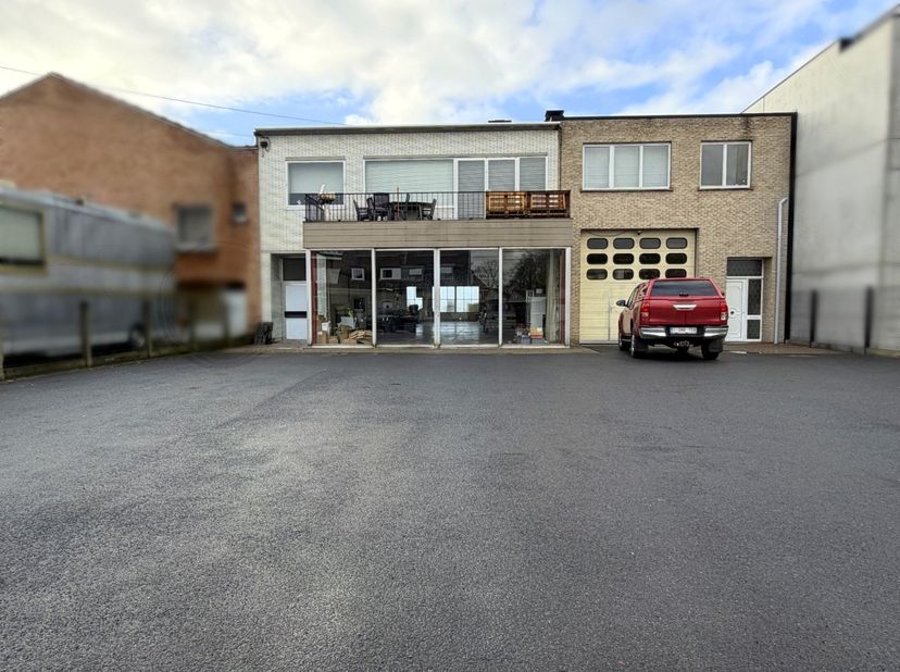 Deze eigendom omvat 2 ruime opslagruimtes, telkens met een bovenliggende woonst. Ideaal voor wie wonen en werken comfortabel wil combineren of nood he